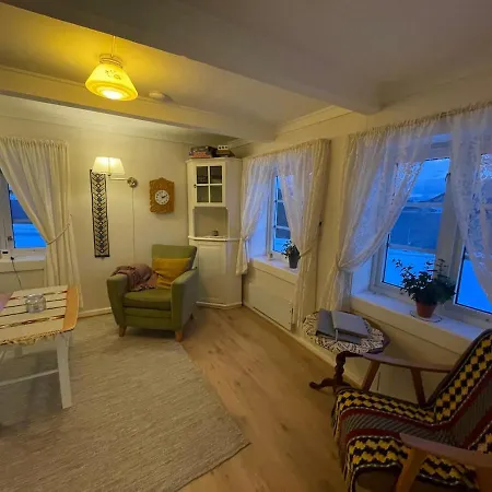 Holiday home On The Scenic Kveoya Island