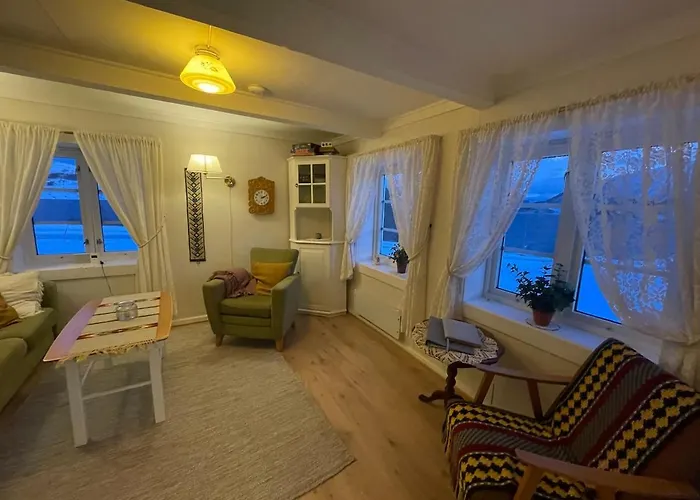 Holiday home On The Scenic Kveoya Island